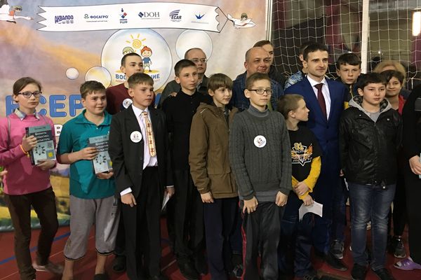 Участники турнира детских домов "Восхождение" сразились с гроссмейстером Эрнесто Инаркиевым