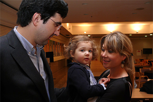 Владимир Крамник с женой Мари-Лор и дочерью Дарьей (фото сайта chessbase.com)