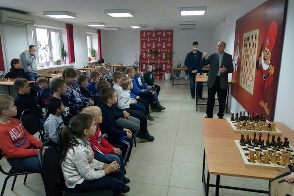 Ян Непомнящий встретился с юными брянскими шахматистами