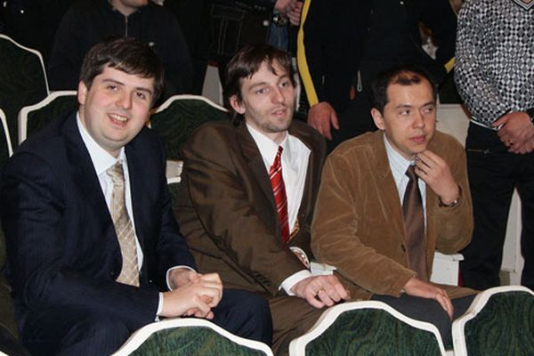 Петр Свидлер, Александр Грищук и Рустам Касымжанов на открытии прошлой серии ( фото chesspro.ru)