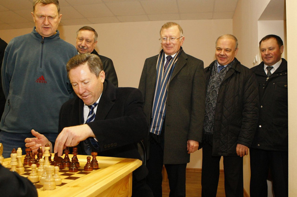 Губернатор Липецкой области Олег Королев за шахматной доской