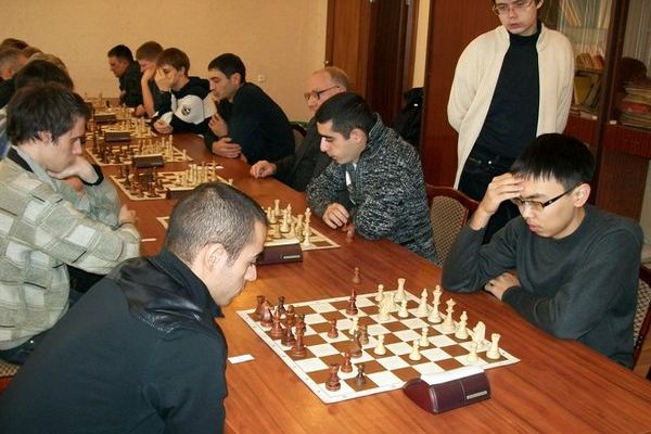 Санан Сюгиров играет белыми с Гором Айрапетяном