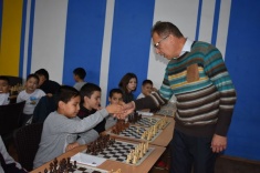 Участники первенств России среди сельских шахматистов сразились с гроссмейстерами