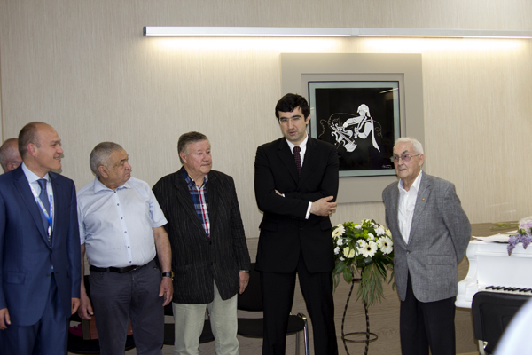 Выступает 14-й чемпион мира Владимир Крамник