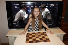 Юная шахматистка собрала из печенья фрагмент партии Карлсен - Карякин 