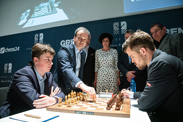 FIDE President Arkady Dvorkovich made a first symbolic move in Keymer - Carlsen game. Photo: Maria Emelianova 
