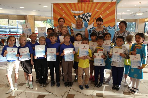Команды школ-победительниц предыдущего Конкурса на лучшую организацию преподавания шахмат в Забайкальском крае и Псковской области 