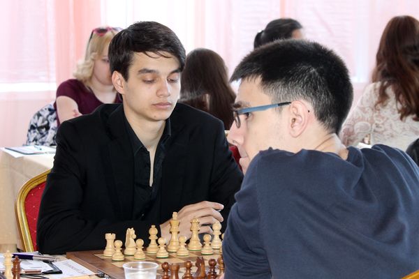 В шестом туре Д. Гордиевский выиграл белыми у Э. Хатоева