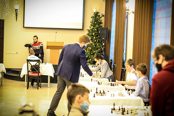 Ян Непомнящий и Владимир Поткин провели сеанс и дали мастер-класс для юных шахматистов
