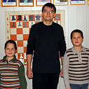 Томашевский с чемпионом области до 10 лет Русланом Кавыквым (слева) и его братом Эмилем
