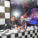 Вице-президент Шахматной федерации Армении Смбат Лпутян и президент РШФ Андрей Филатов подписывают соглашение о сотрудничестве в сфере школьных шахмат