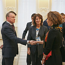 Первый заместитель губернатора Новосибирской области Юрий Петухов приветствует генерального директора Фонда Тимченко Марию Морозову
