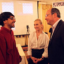 Знаменитый математик Манджул Бхаргава приветствует Олега Скворцова и его жену