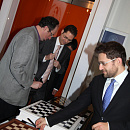 Гроссмейстеры подписывают шахматные доски