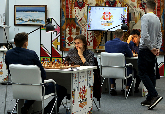 Санан Сюгиров сохраняет лидерство перед последним туром Суперфинала