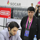 Нона Гаприндашвили смотрит за игрой лучшего шахматиста на первой доске