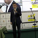 Илья Левитов поздравляет участников с окончанием турнира