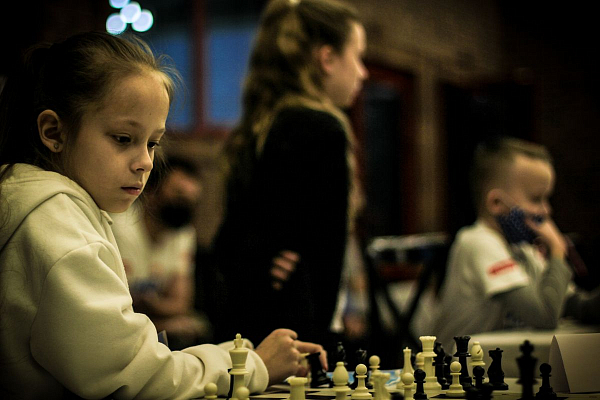 Ян Непомнящий и Владимир Поткин провели сеанс и дали мастер-класс для юных шахматистов