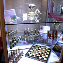 В фойе отеля Savoy Baur en Ville была оргнизована выставка шахмат из собрания музея в Люцерне