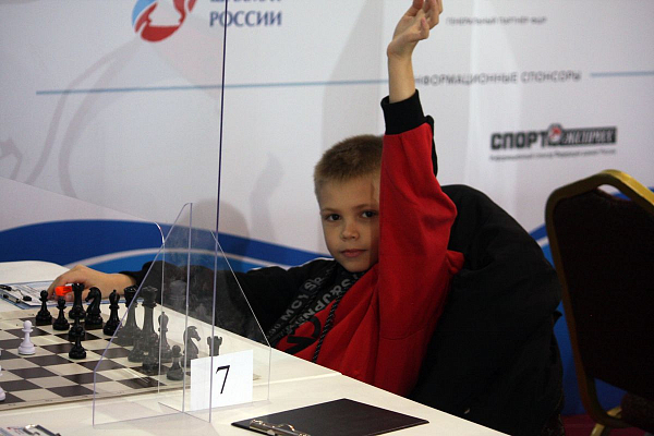 В Лоо сыграны партии восьмого тура детских первенств России