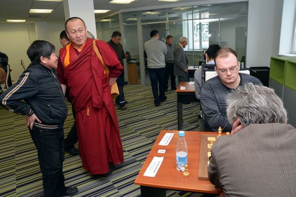 Глава Буддийской традиционной сангхи наблюдает за решающей партией Дмитрия Оболенских