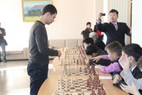 Второй этап Гран-при России по быстрым шахматам в Улан-Удэ начался с сеанса Алексеева