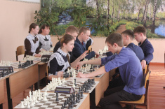 Школьники Шарыпово получили в подарок от СУЭК пособия для изучения шахмат