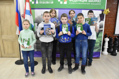 Школьники Новосибирской области изучают  шахматную литературу