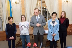 Мария Музычук и Хоу Ифань начинают сражение за шахматную корону
