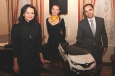 Kosteniuk and Riazantsev Receive Renault Cars