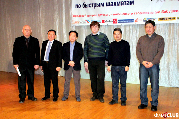 Дмитрий Бочаров (в центре) на церемонии закрытия