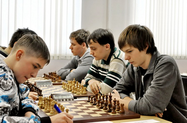 Участники командного первенства Москвы среди детских коллективов за игрой (фото сайта www.chessmoscow.ru)