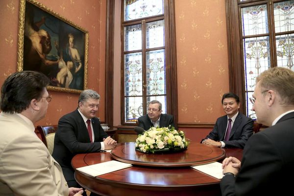 Во время встречи президента Украины Петра Порошенко с президентом ФИДЕ Кирсаном Илюмжиновым во Львове 2 июля 2015 г.