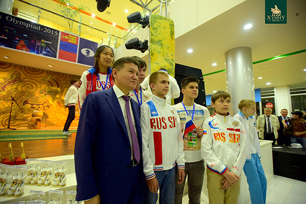 Команда России с президентом ФИДЕ Кирсаном Илюмжиновым 