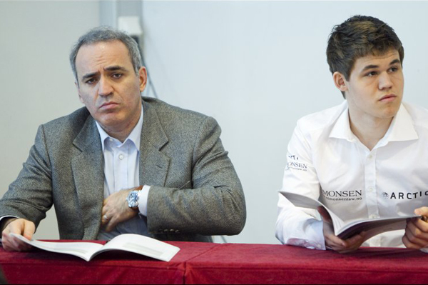 Гарри Каспаров и Магнус Карлсен (фото Хейко Юнге/NTB Scanpix)