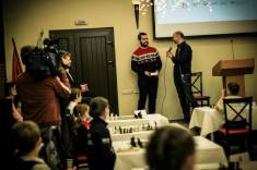 Ян Непомнящий и Владимир Поткин провели сеанс и мастер-класс для юных шахматистов