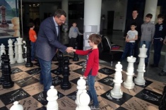 Мэр Ханты-Мансийска сразился с воспитанниками Югорской шахматной Академии
