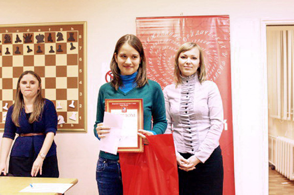 Награждается гроссмейстер Алина Кашлинская (фото Ю. Манаковой)
