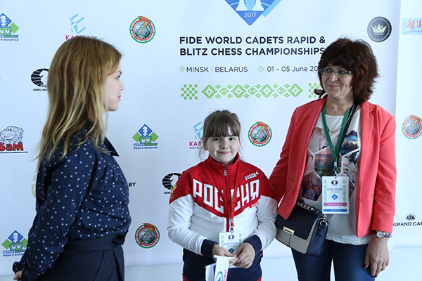 Вероника Шубенкова и ее тренер дают интервью Анастасии Карлович