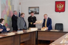 Анатолий Карпов открыл шахматный уголок в тюменском Управлении рыболовства