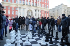 Москвичи сыграли в шахматы на Тверской площади