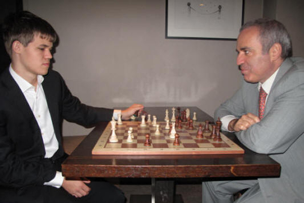 Магнус Карлсен и Гарри Каспаров за работой (фото сайта www.tromso2014.no)