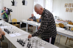 В Новокузнецке прошел сеанс одновременной игры с гроссмейстером Владимиром Невоструевым