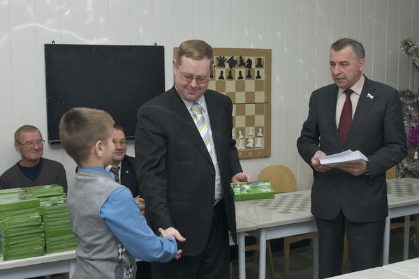 Председатель городского совета и Максим Ивахин награждают Степу Созина