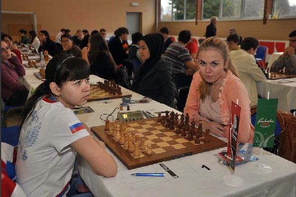 В партии 7-го тура Александра Горячкина (слева) обыграла Марию Северину