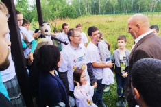 Александр Карелин посетил летнюю шахматную площадку в Новосибирской области