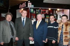 Анатолий Карпов посетил шахматное кафе "Гарде" в Тюменской области