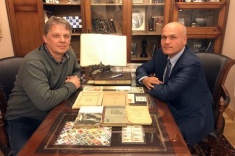 Rostislav Sinicyn Presents Rare Books From His Private Library to RCF Chess Museum