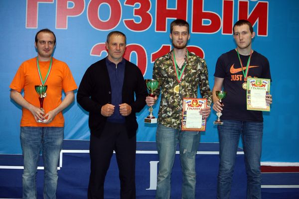 Трио лучших награждает министр спорта ЧР Муса Ханариков