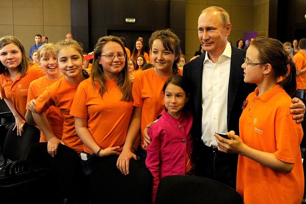 Все внимание - на шахматы (фото сайта www.kremlin.ru)